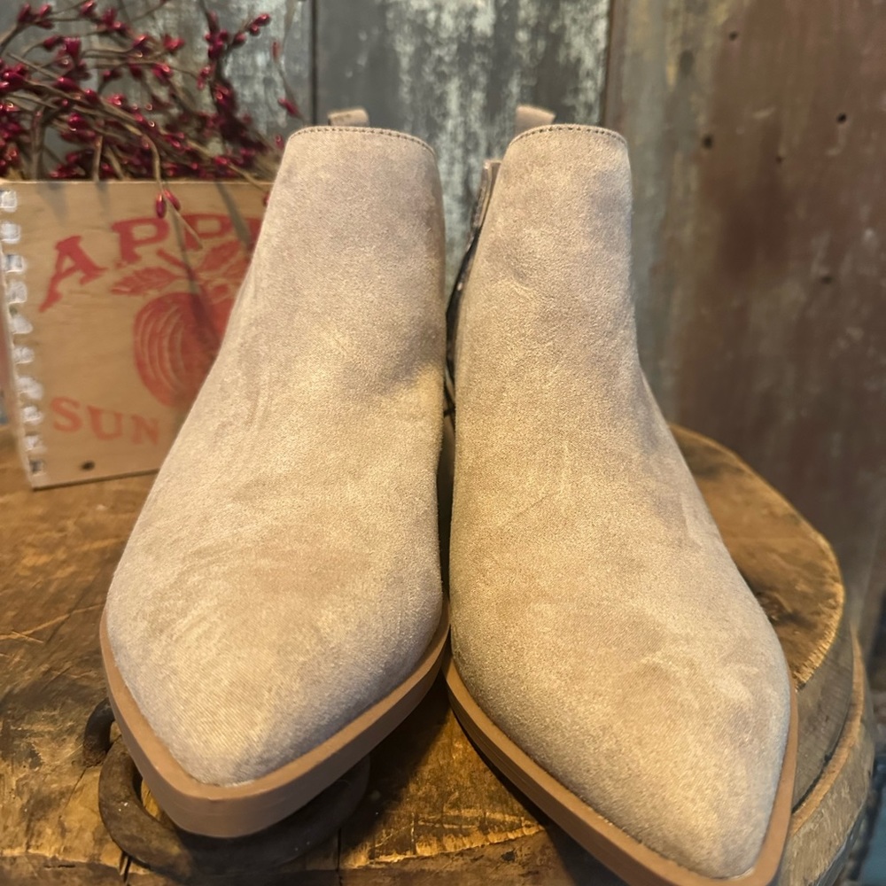 NWT!!!! 🖤Women’s Size 10 Express Booties🖤 - Picture 3 of 5